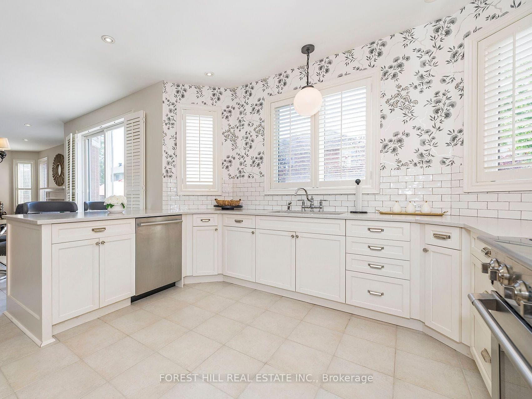 1242 Winter Crescent photo 12