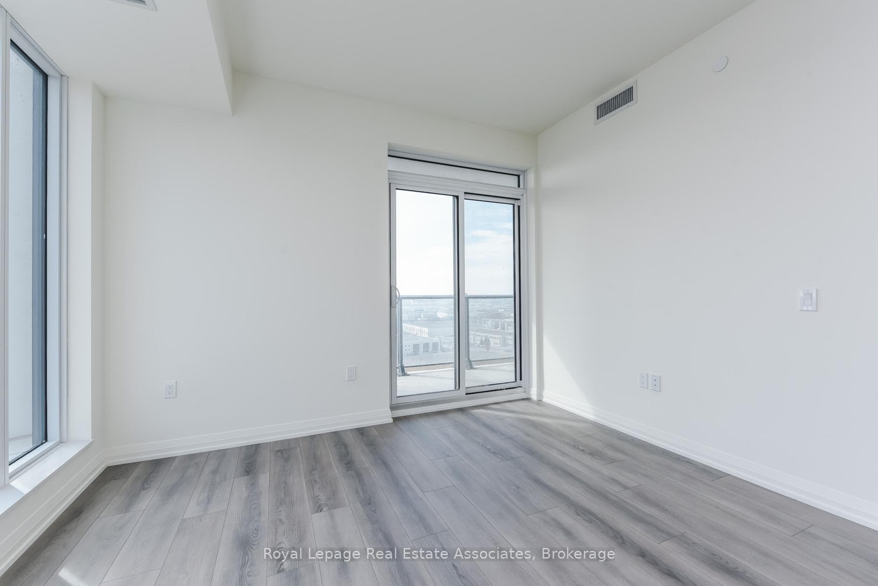 8960 Jane Street Unit 1121 photo 13