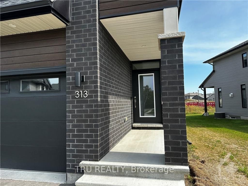 313 WHITHAM Crescent photo 2