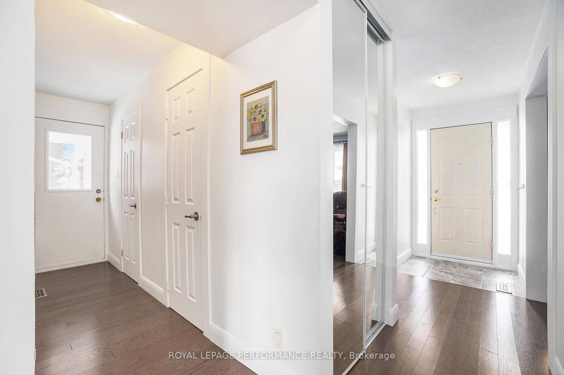 1070 St Germain Crescent photo 3