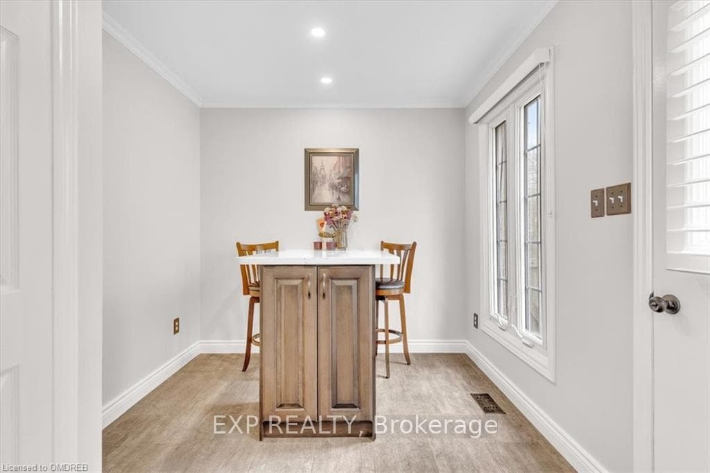 Bar counter top in kitchen eating area
