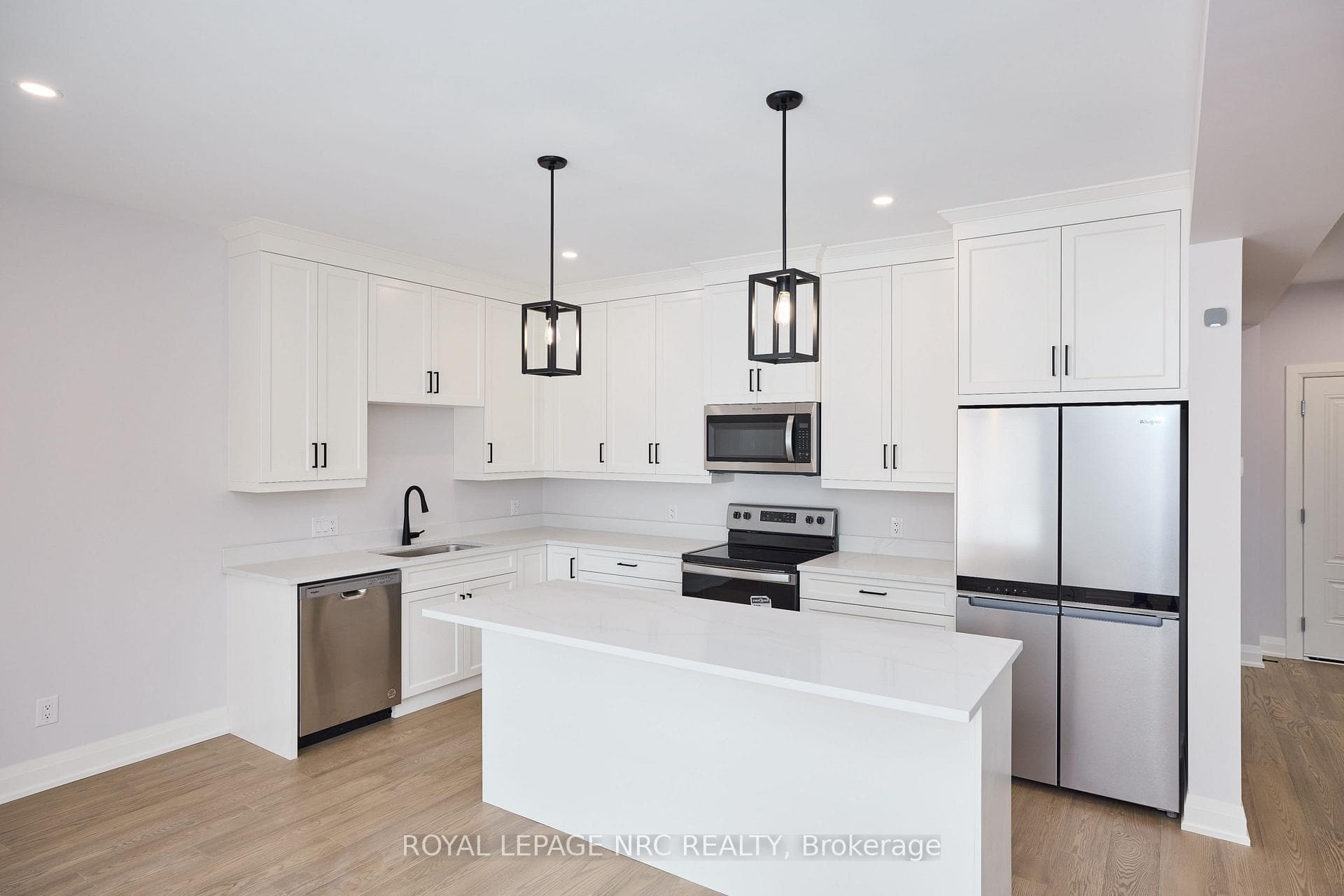 Lots of kitchen cabinets