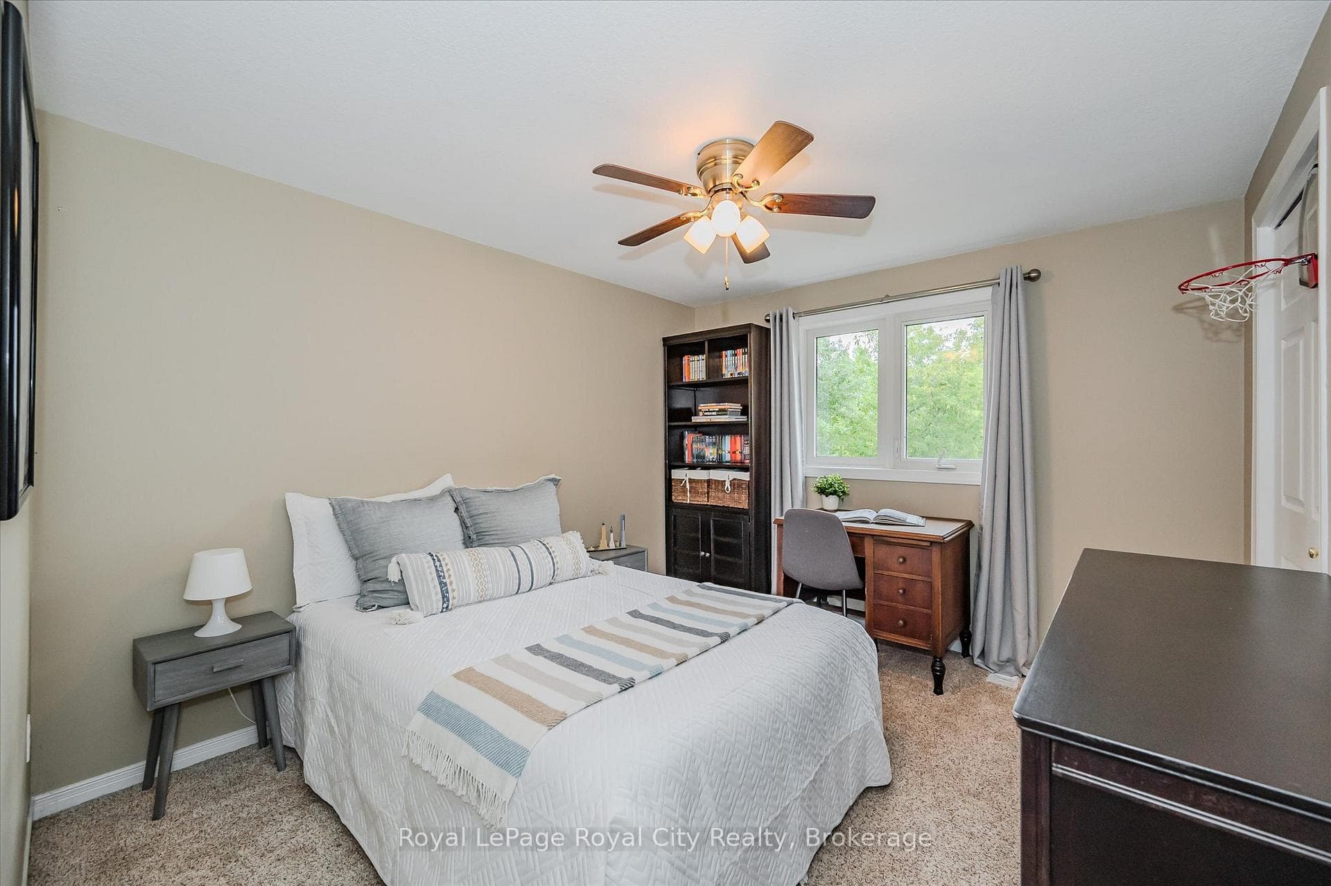 2 Oakridge Crescent photo 31