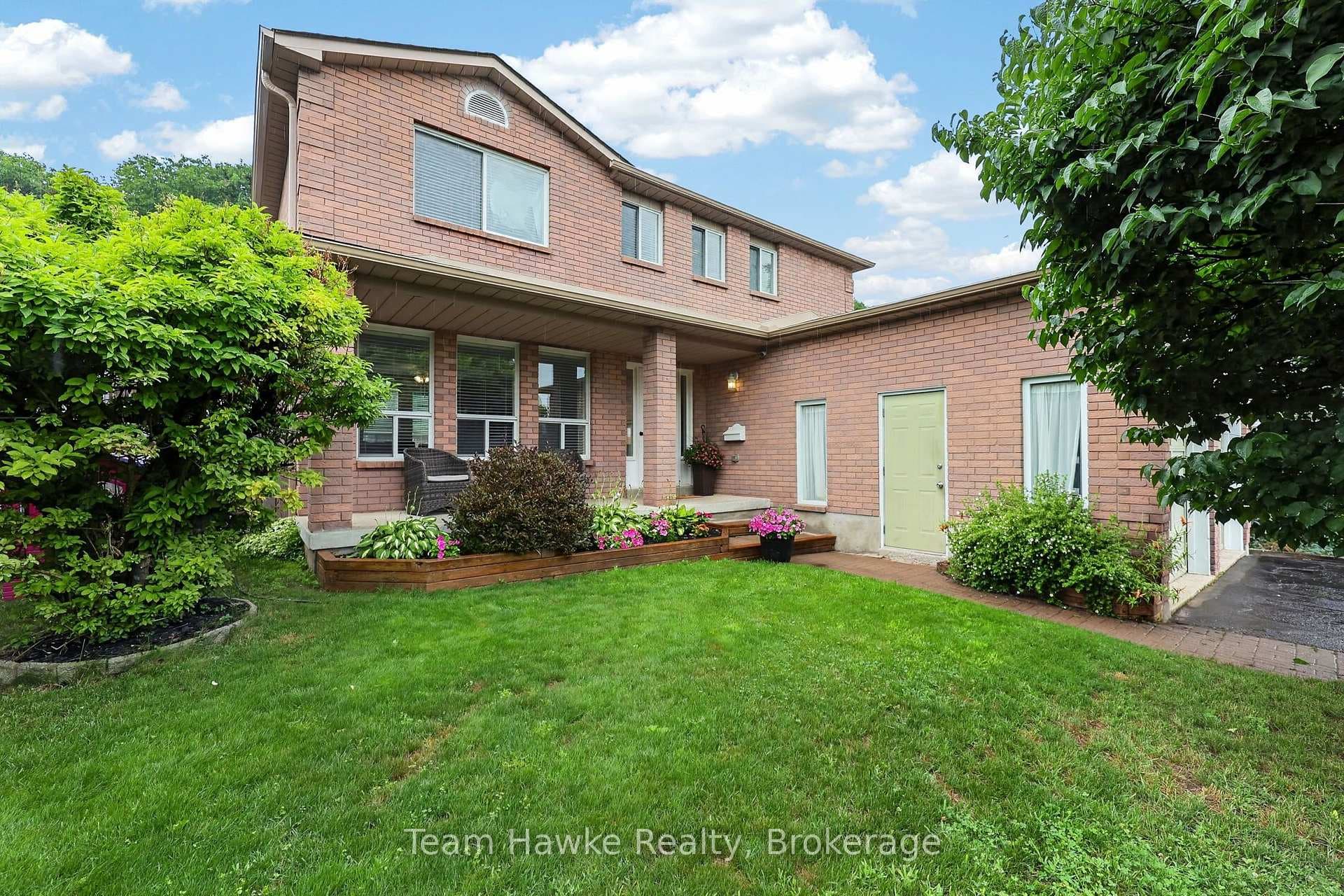 1085 Dina Crescent photo 3
