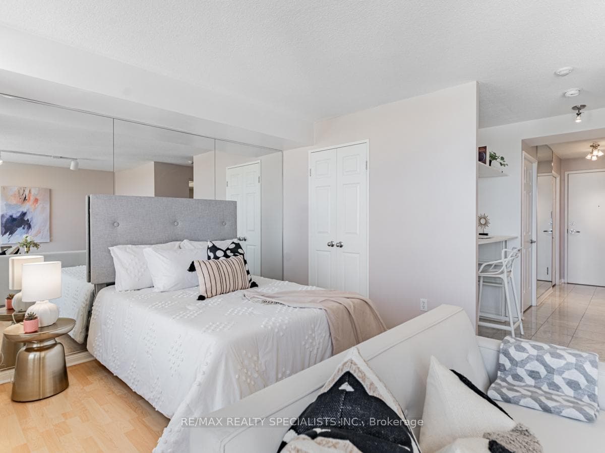 101 SUBWAY Crescent Unit 1808 photo 18