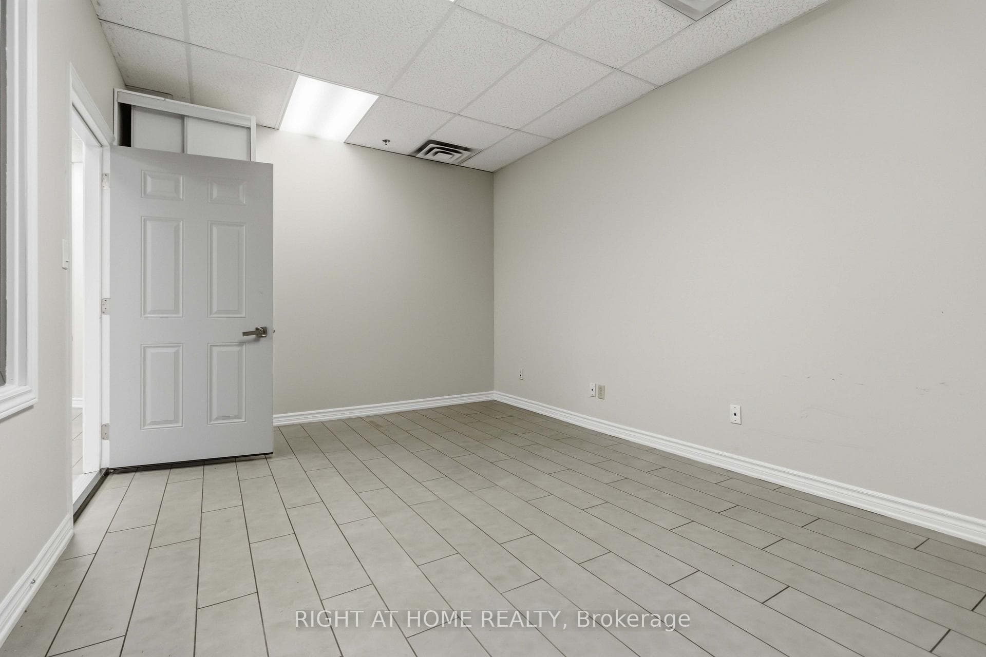 2800 Skymark Avenue Unit 32 photo 21