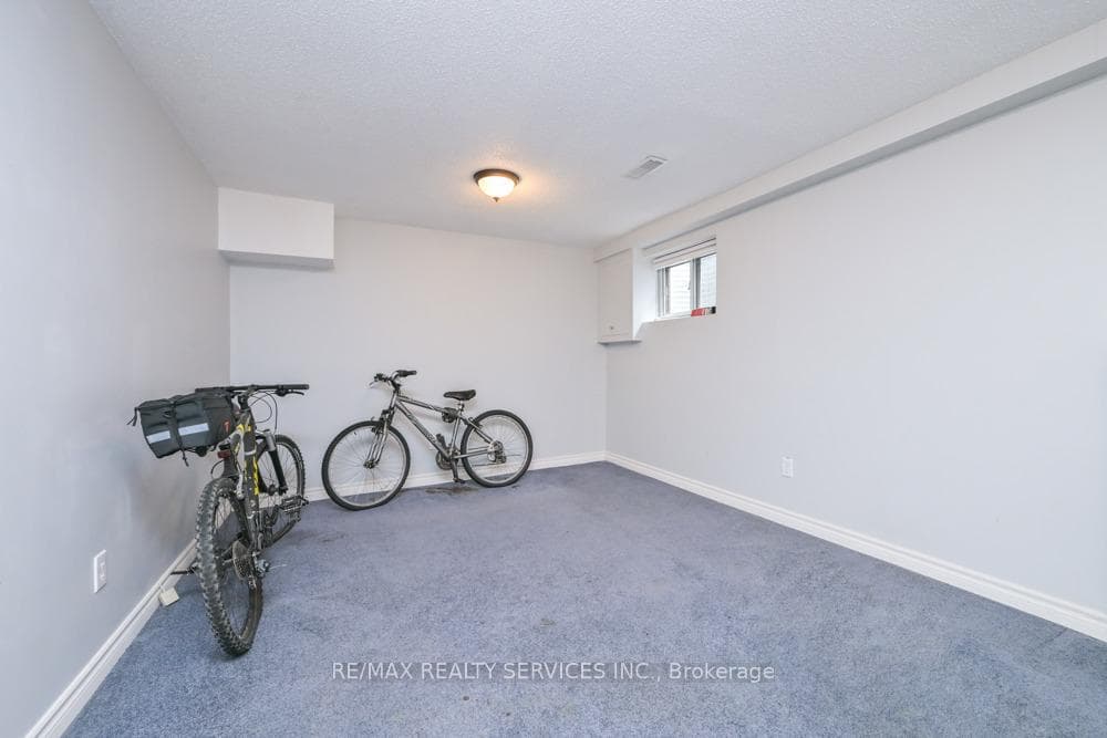 8 Collins Crescent photo 27