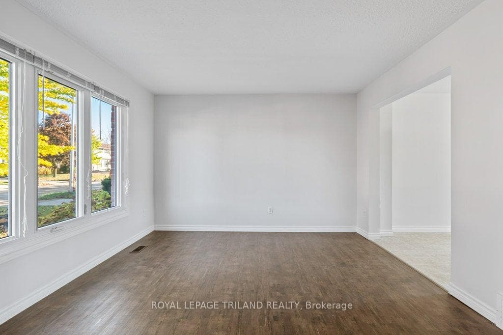 18 Vanier Place photo 5
