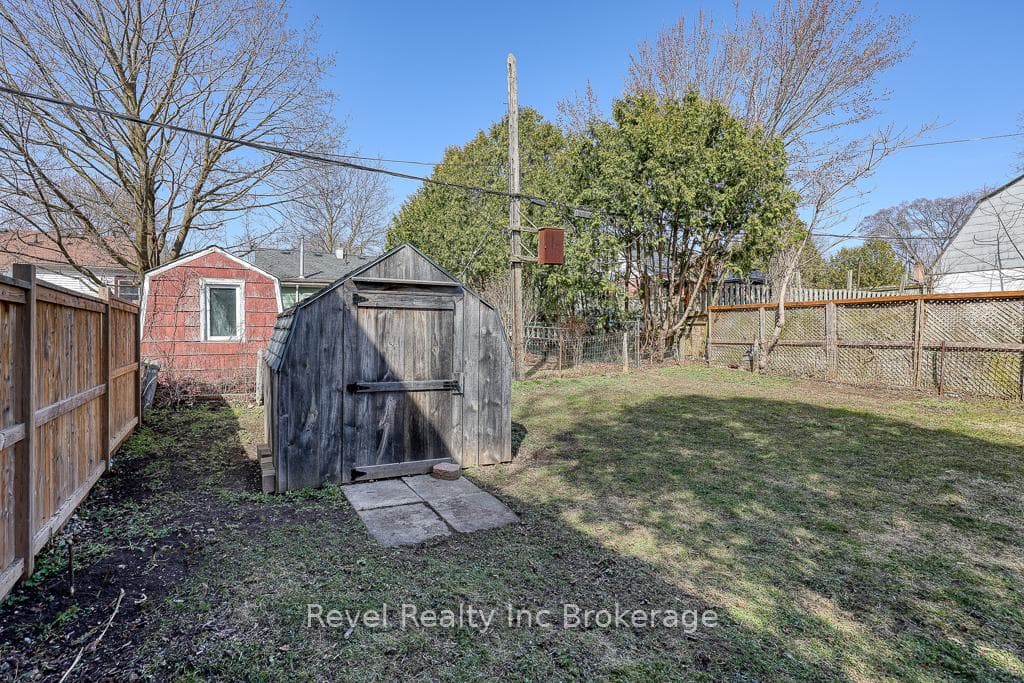679 Elizabeth Street photo 29