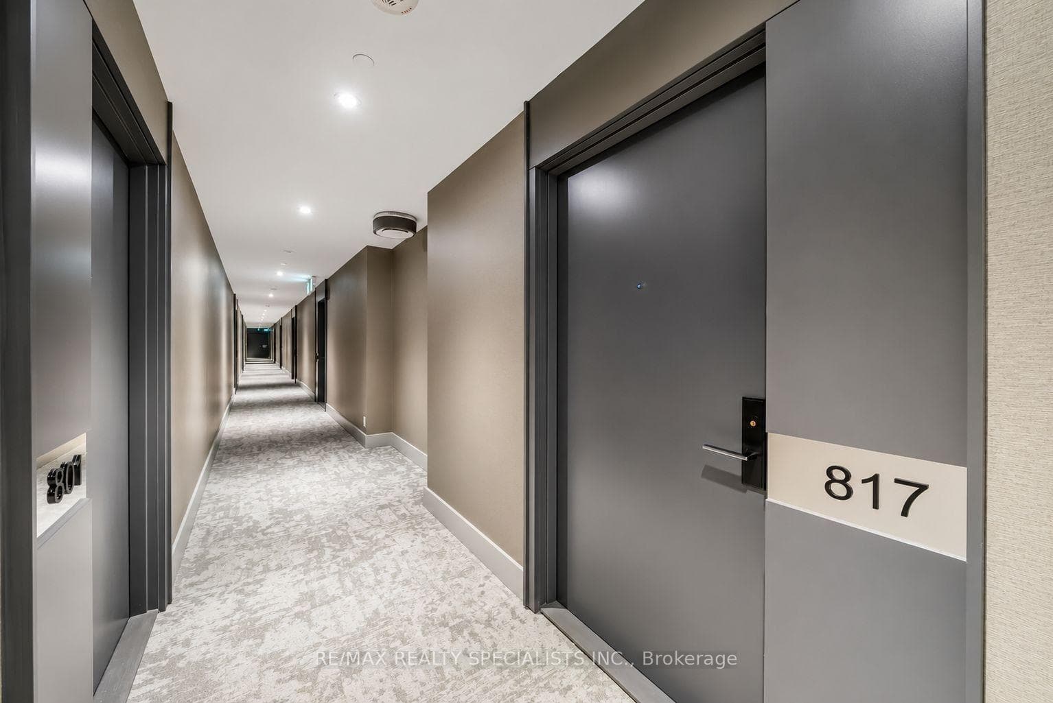 285 Dufferin Street Unit 817 photo 3