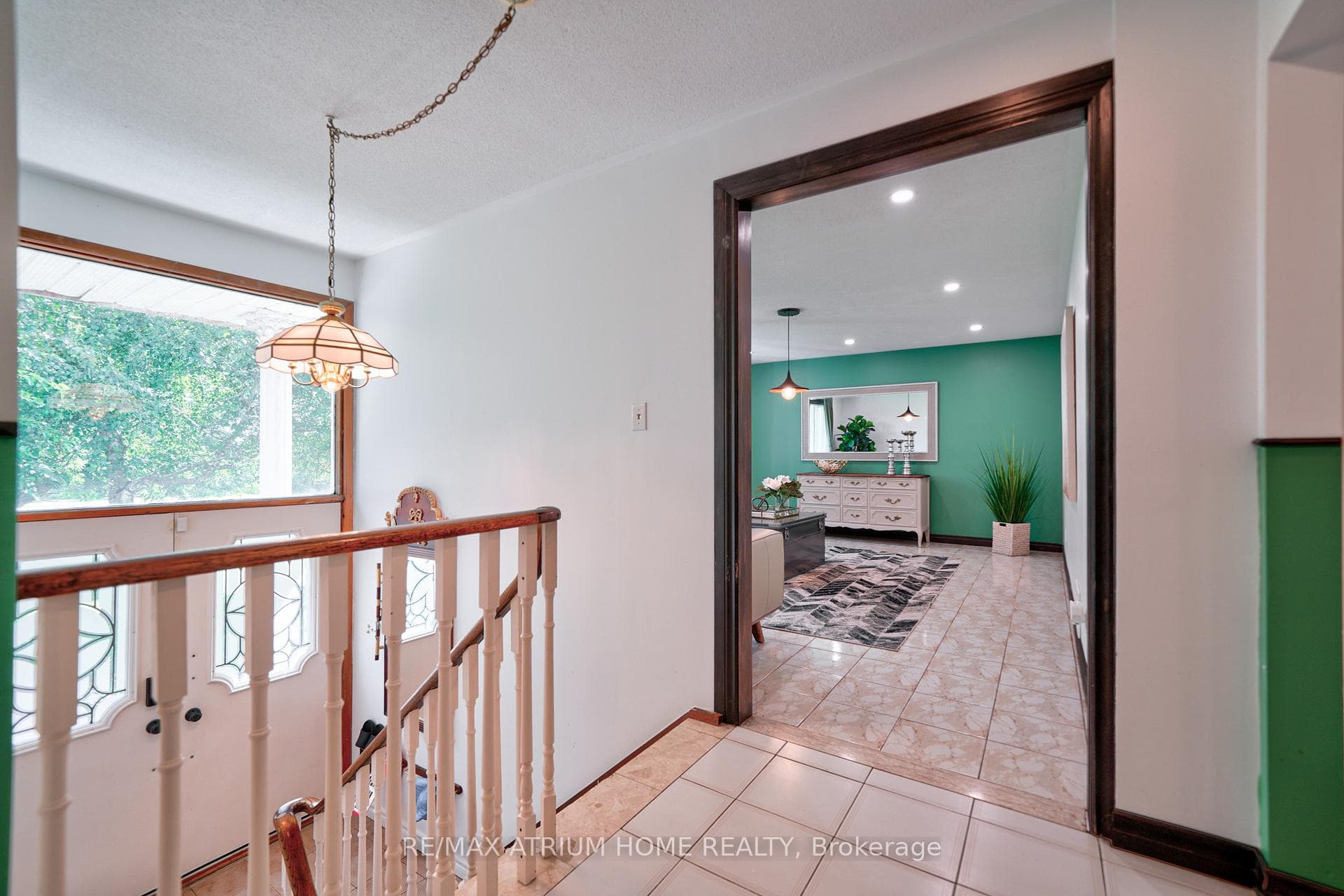 748 The Queensway South N/A photo 2