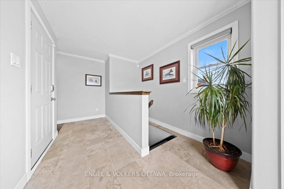 1005 Gold Crescent photo 24