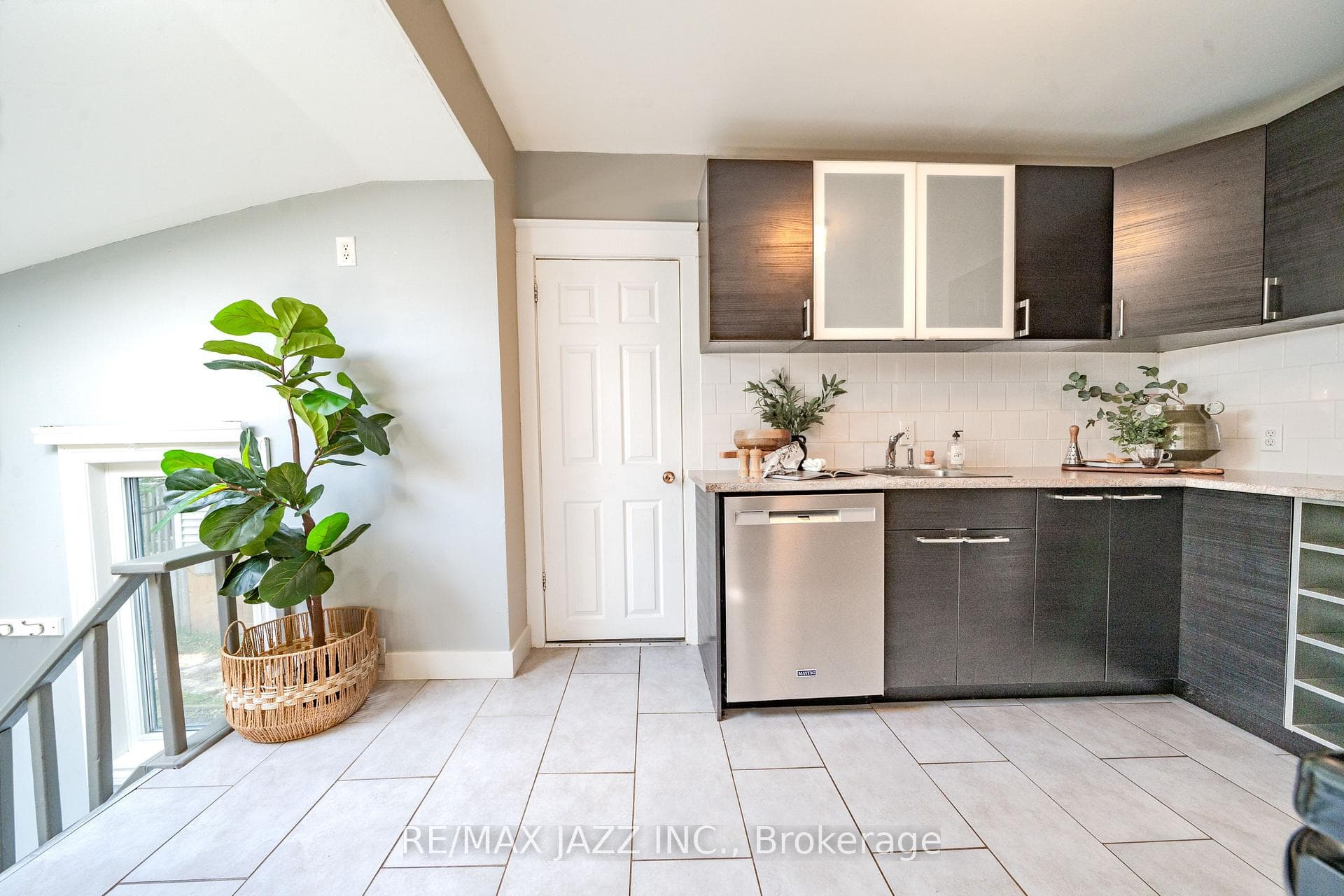 705 Mortimer Avenue photo 16