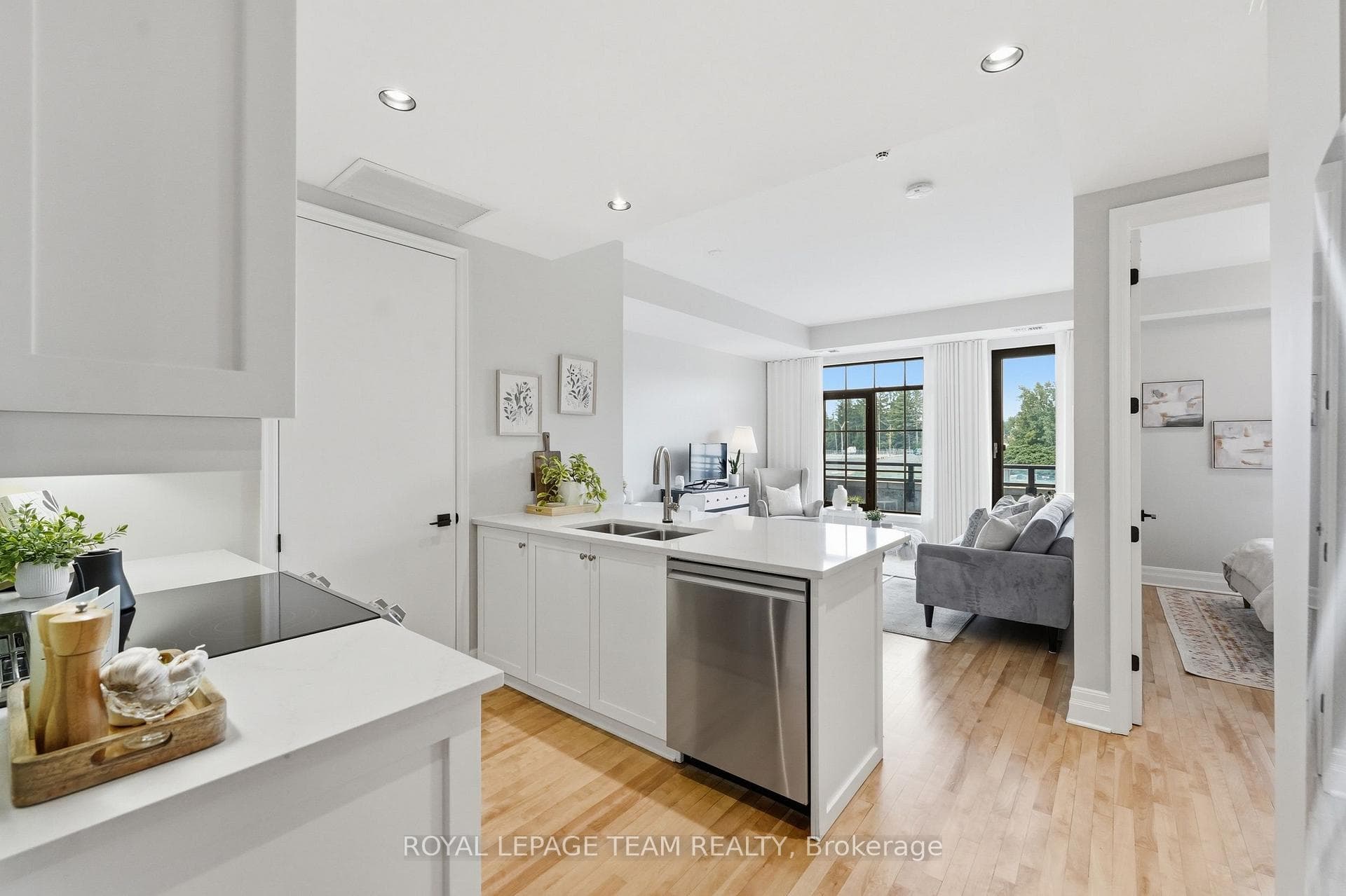330 Loretta Avenue Unit 301 photo 2