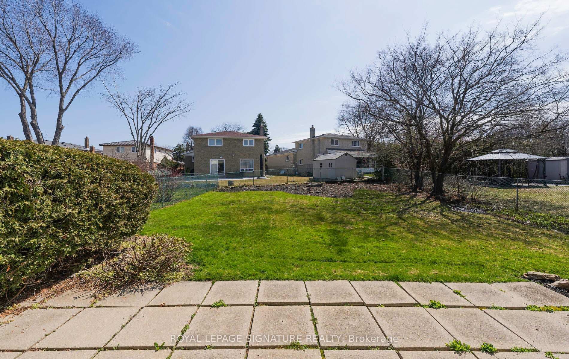 17 Pebblehill Square photo 37