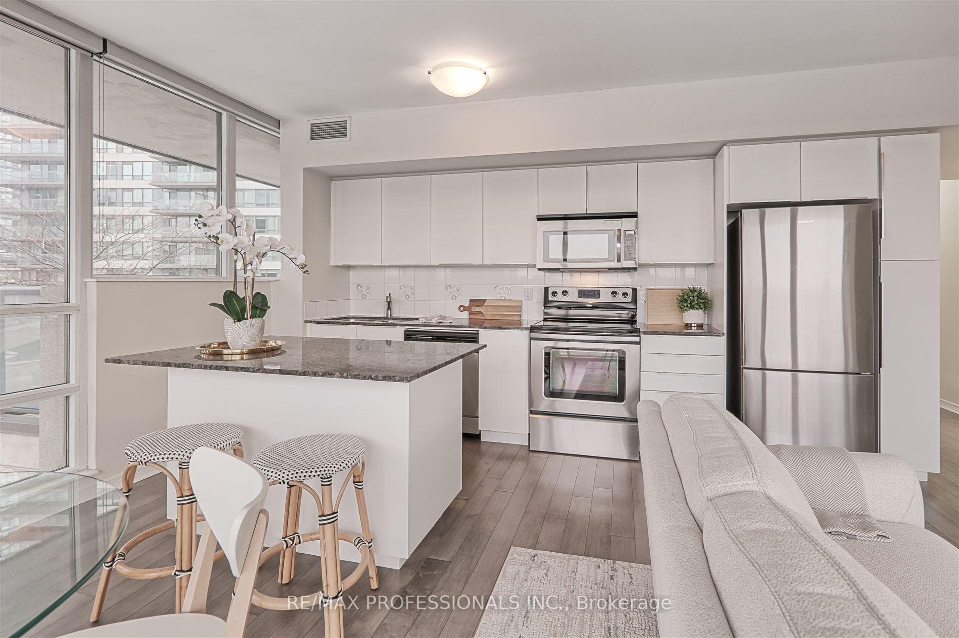 2240 Lake Shore Boulevard photo 12