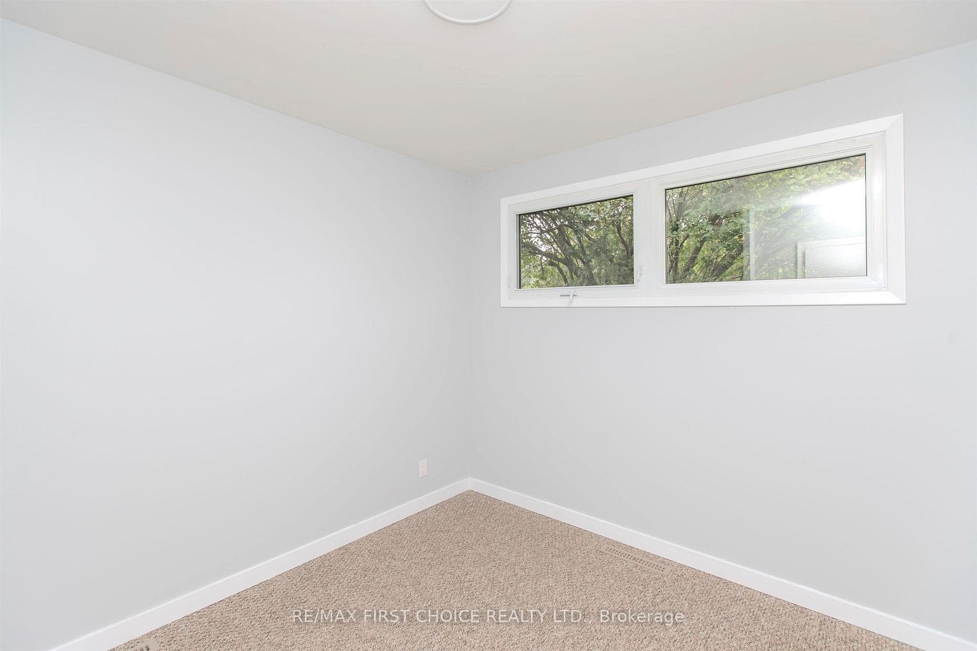 717 Grey Crescent photo 20