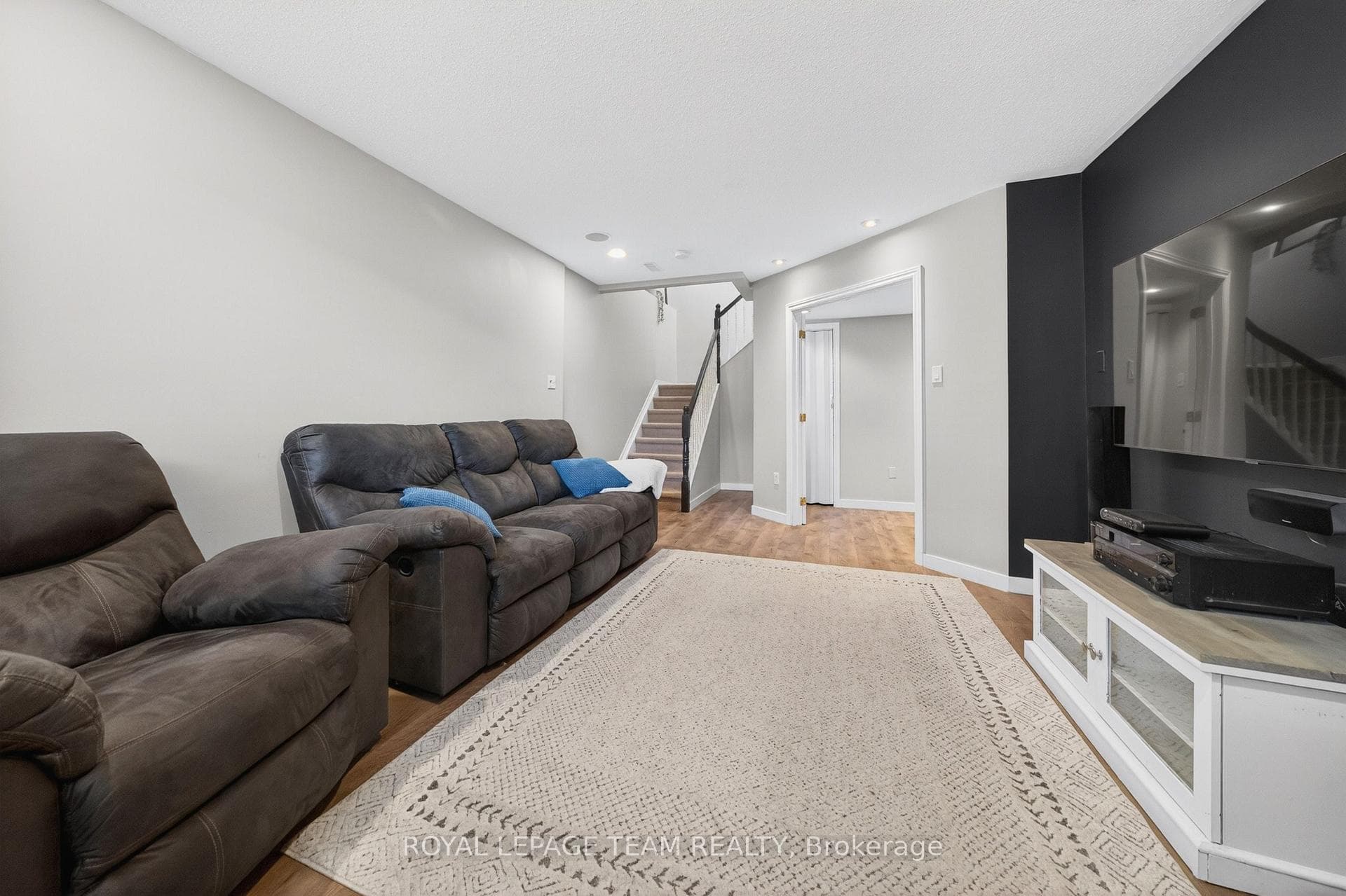 108 Landover Crescent photo 32