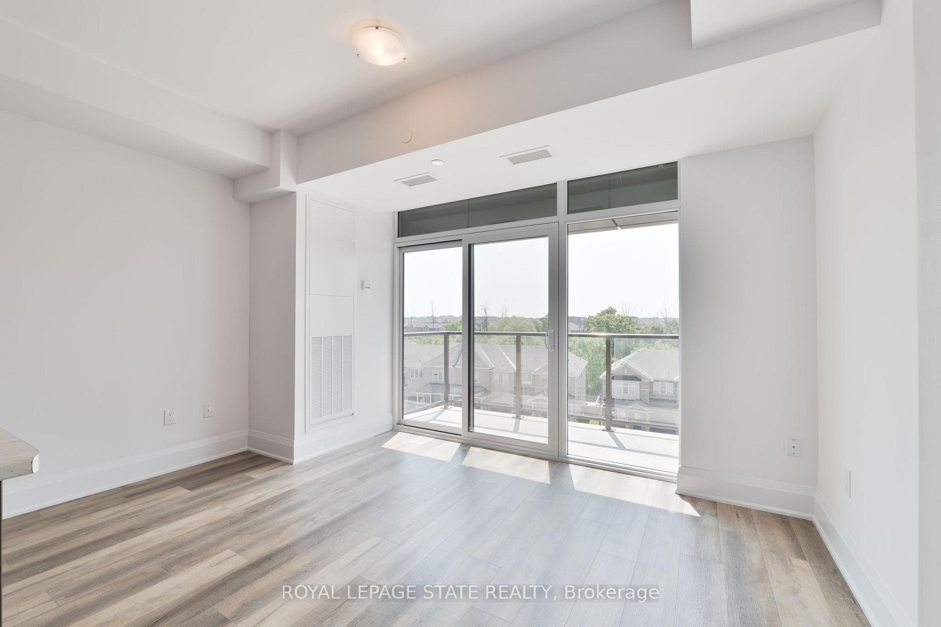 470 Dundas Street Unit 422 photo 14