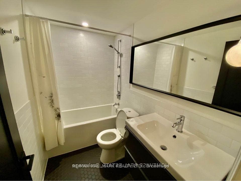 795 College Street Unit 1B photo 17