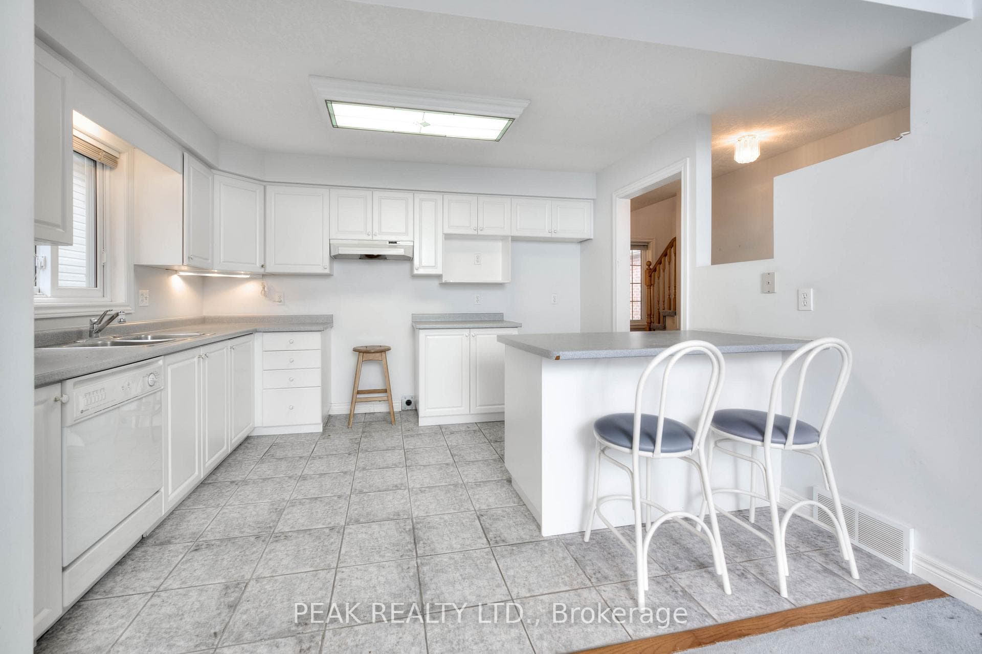 Plenty of storage in this kitchen with peninsula!