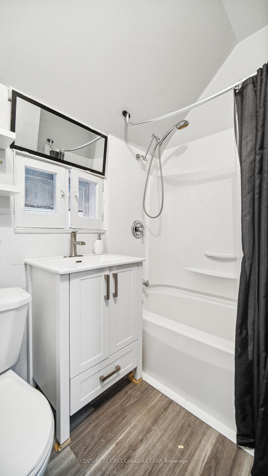 Upper unit: bathroom