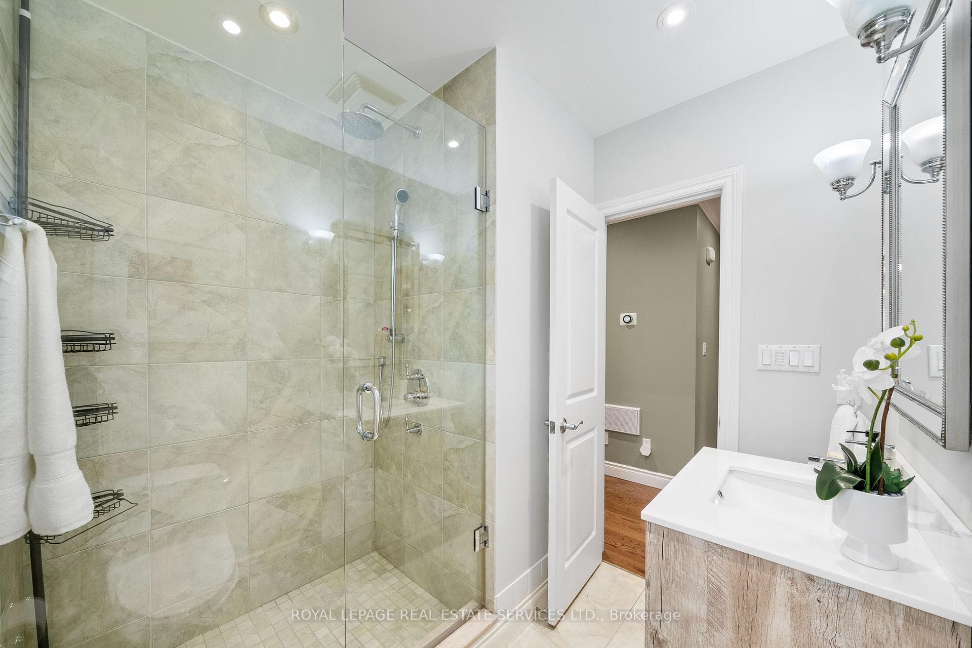 1071 Royal York Road photo 16