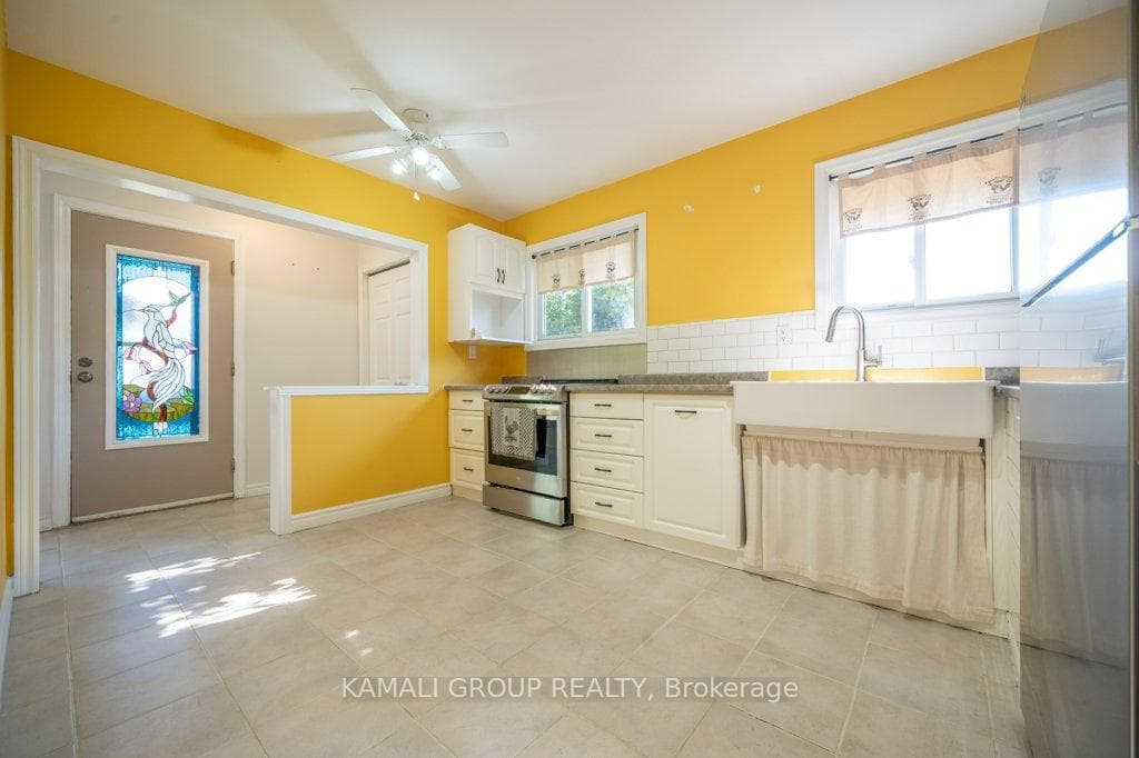 685 Perry Crescent photo 7