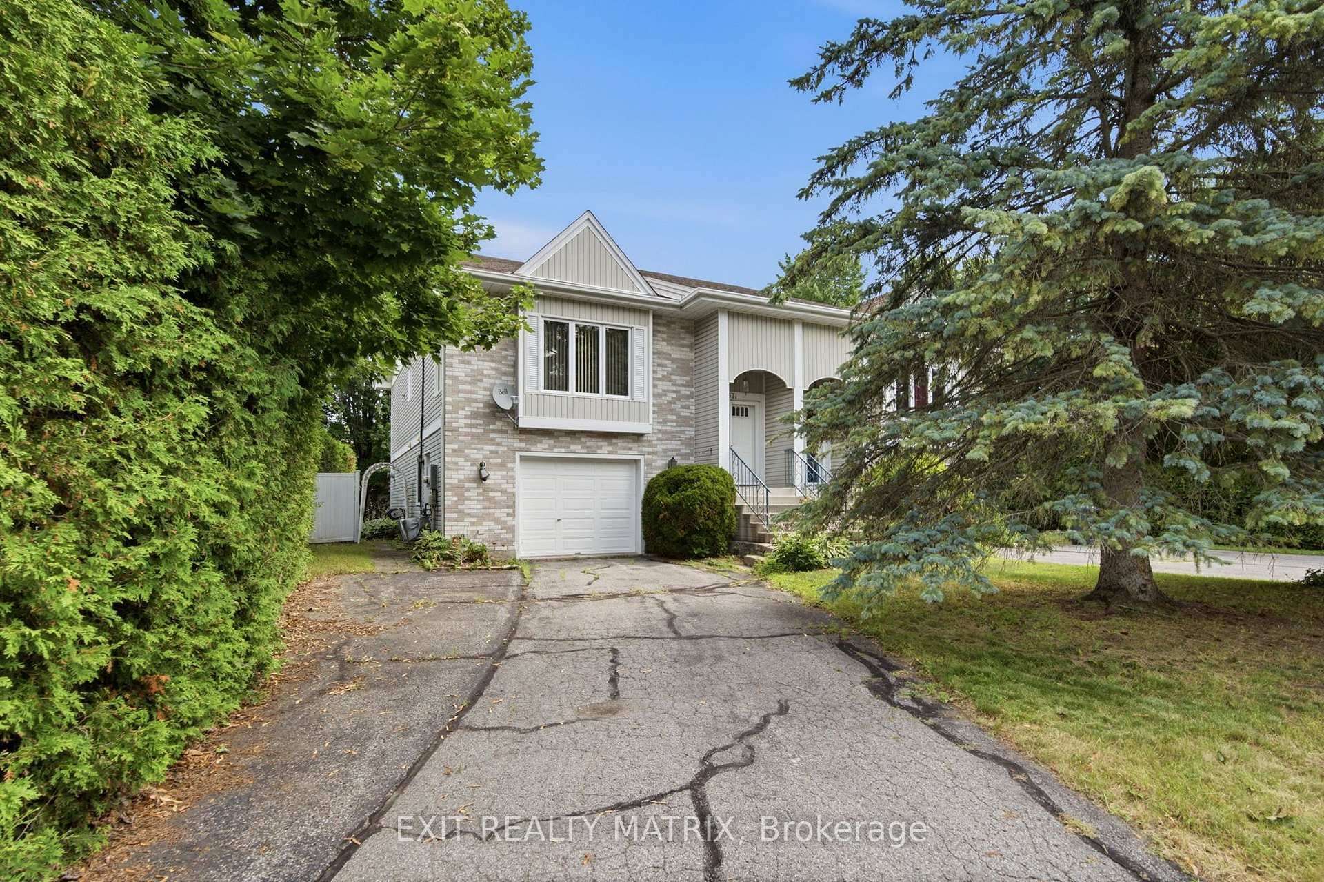671 Berthiaume Street photo 2