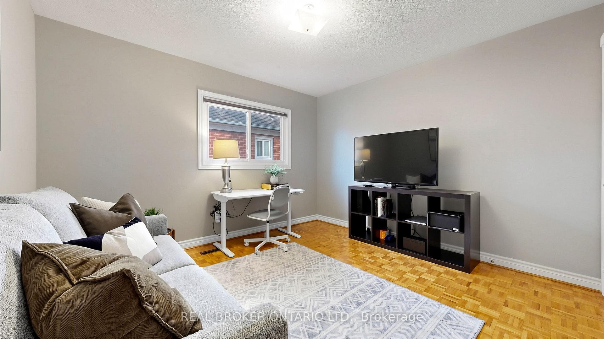 153 Grenadier Crescent photo 35