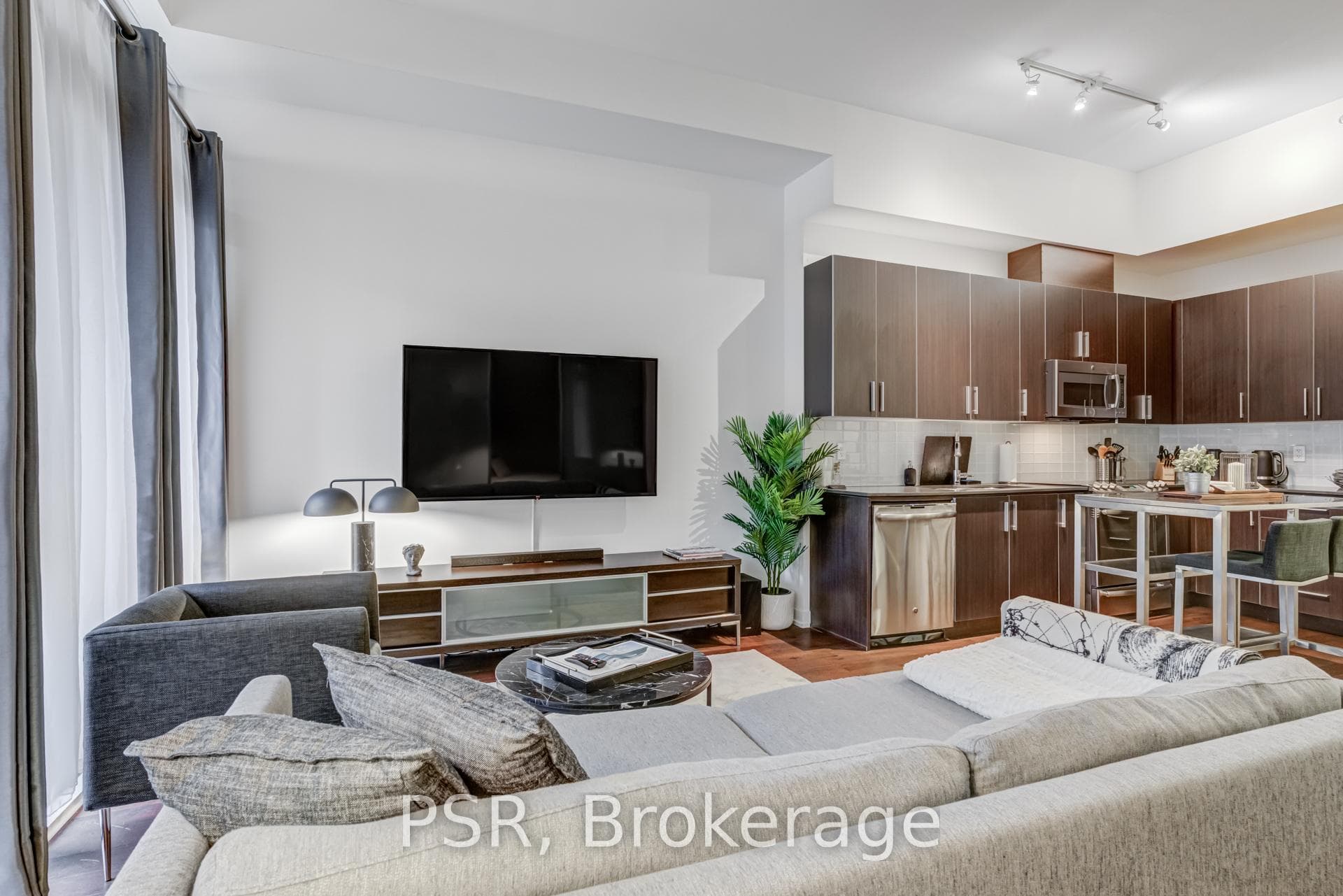 20 Bruyeres Mews Unit 630 photo 2