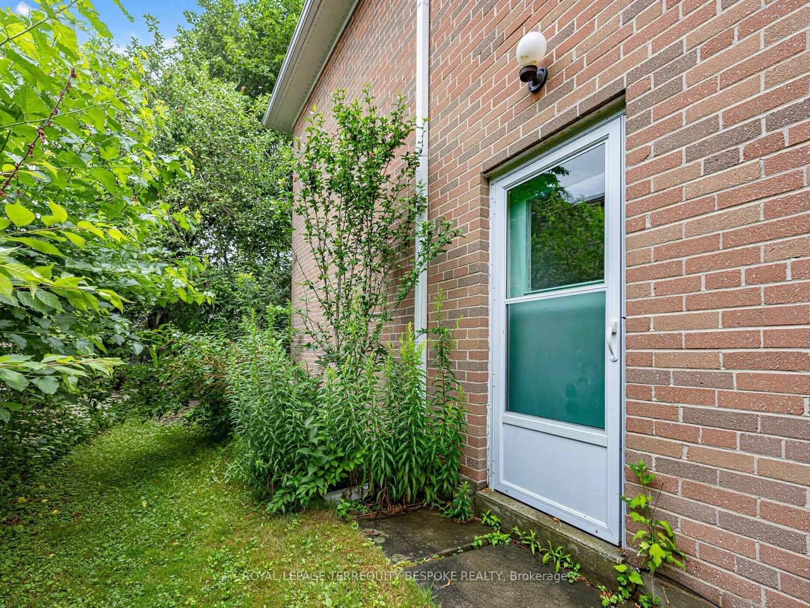 9 Midcroft Drive photo 40