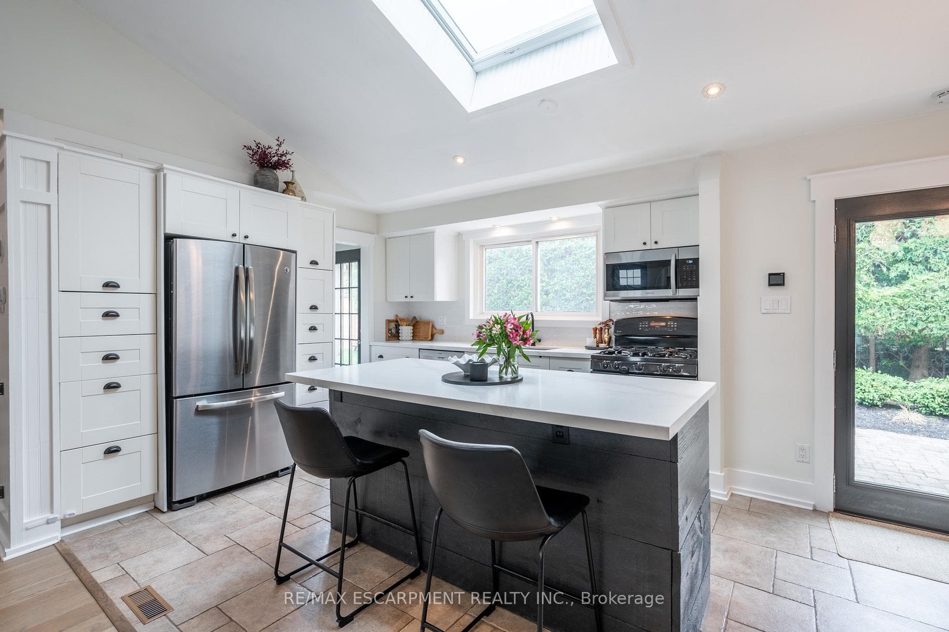 1399 Ian Road photo 8