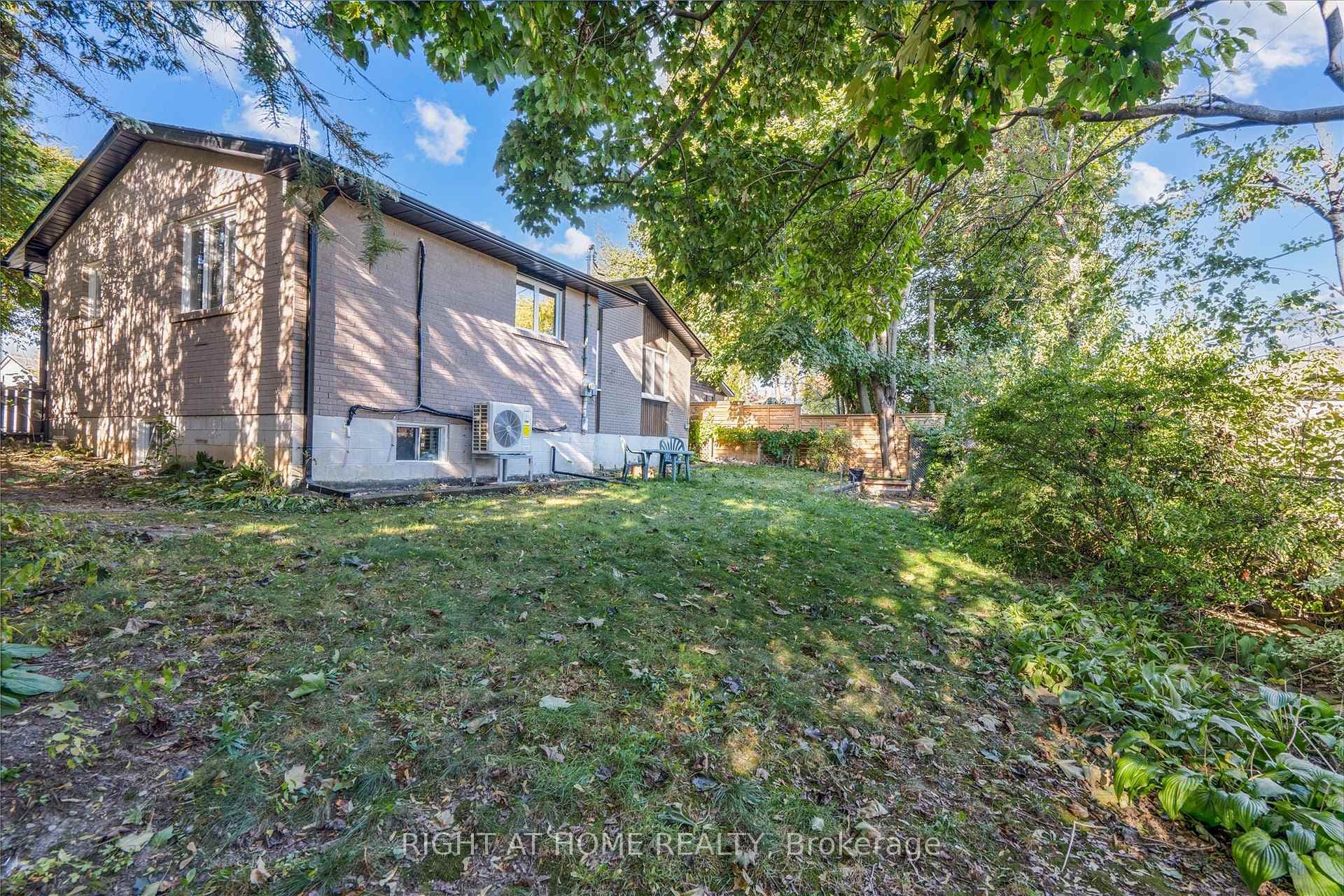 809 Helen Crescent photo 16