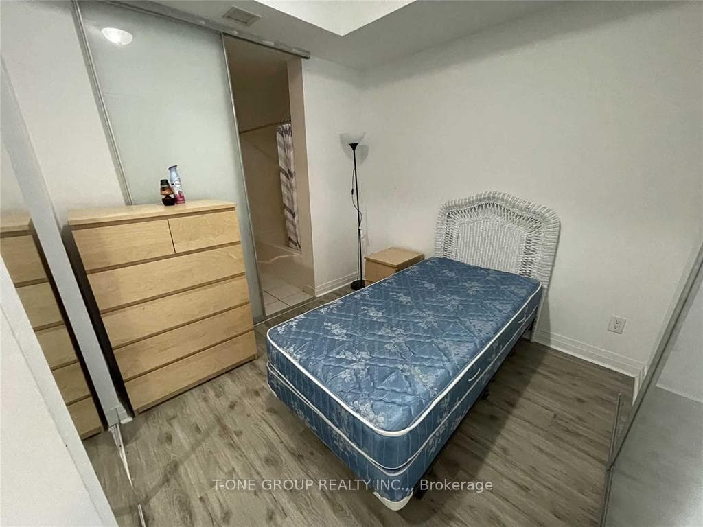 220 Victoria Street Unit 1305 photo 4