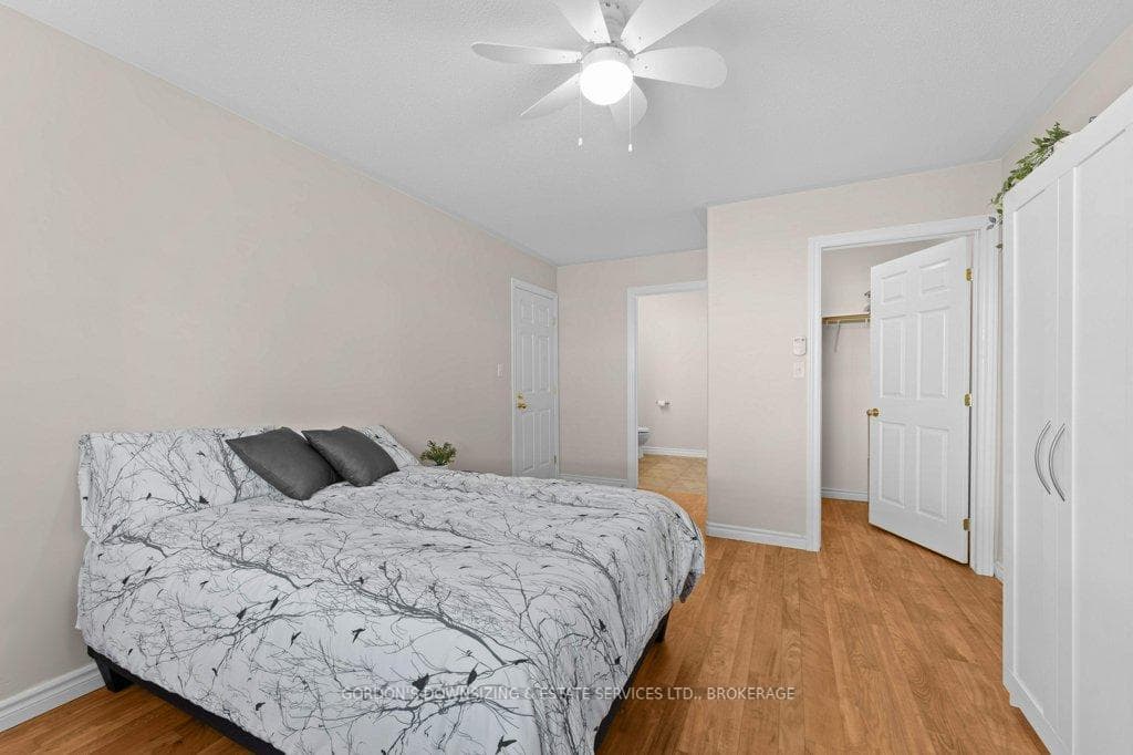 687 Arbour Crescent photo 23