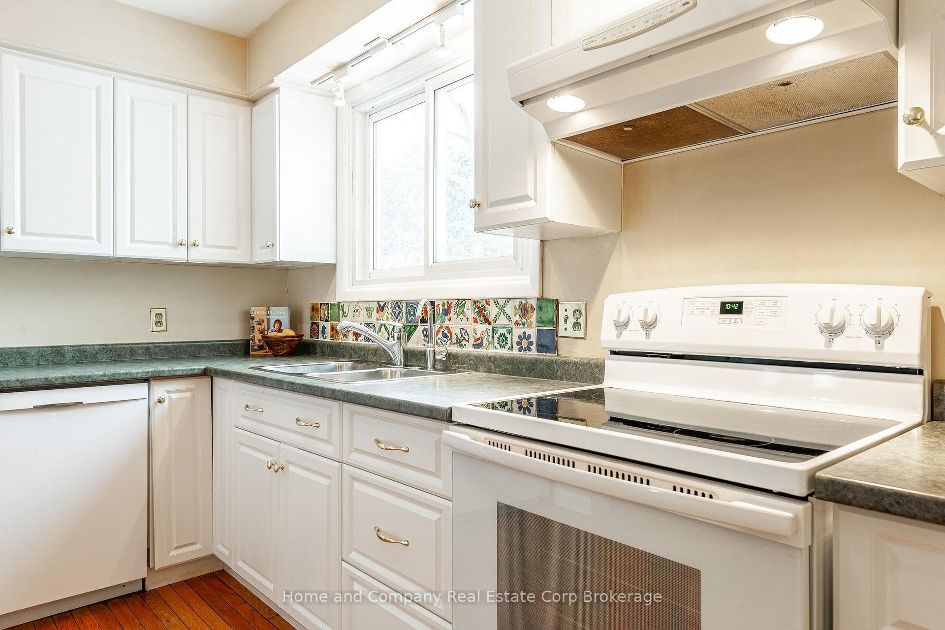 100 Glendon Road photo 17