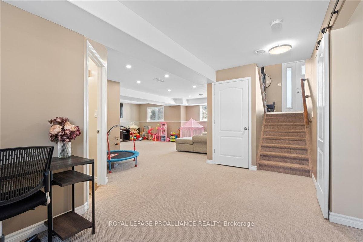 20 Bongard Crescent photo 33