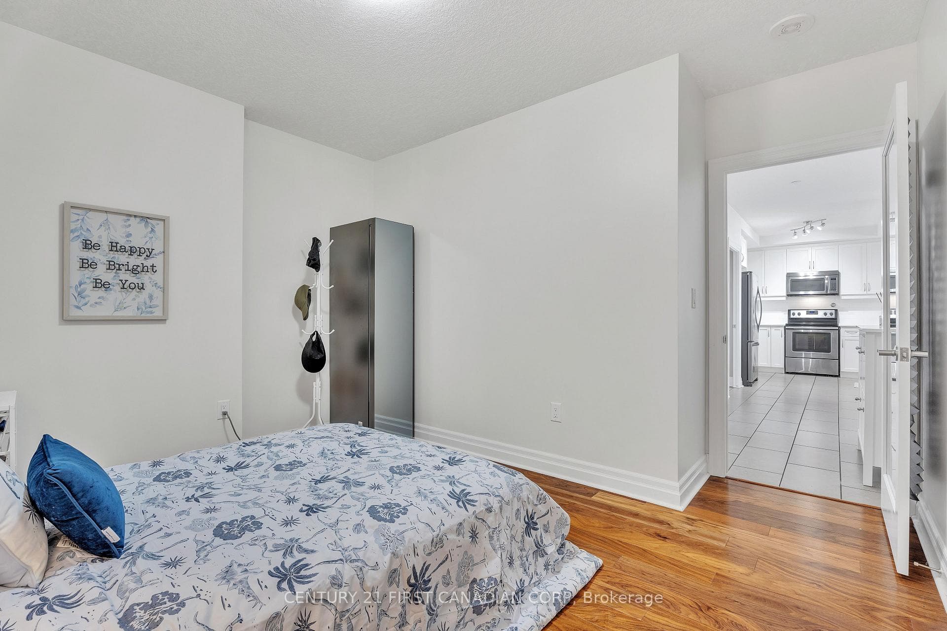 240 Villagewalk Boulevard Unit 812 photo 6