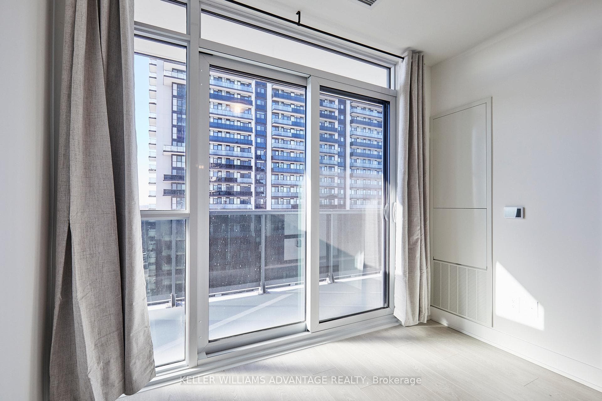 2545 Simcoe Street Unit 915 photo 4