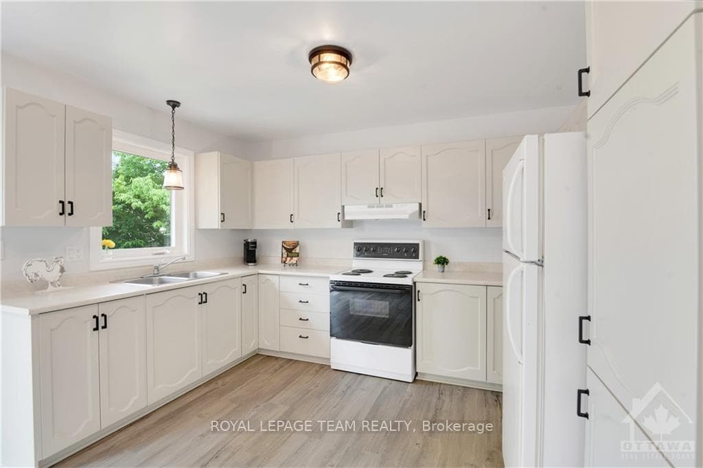 13 MAPLE Drive photo 12