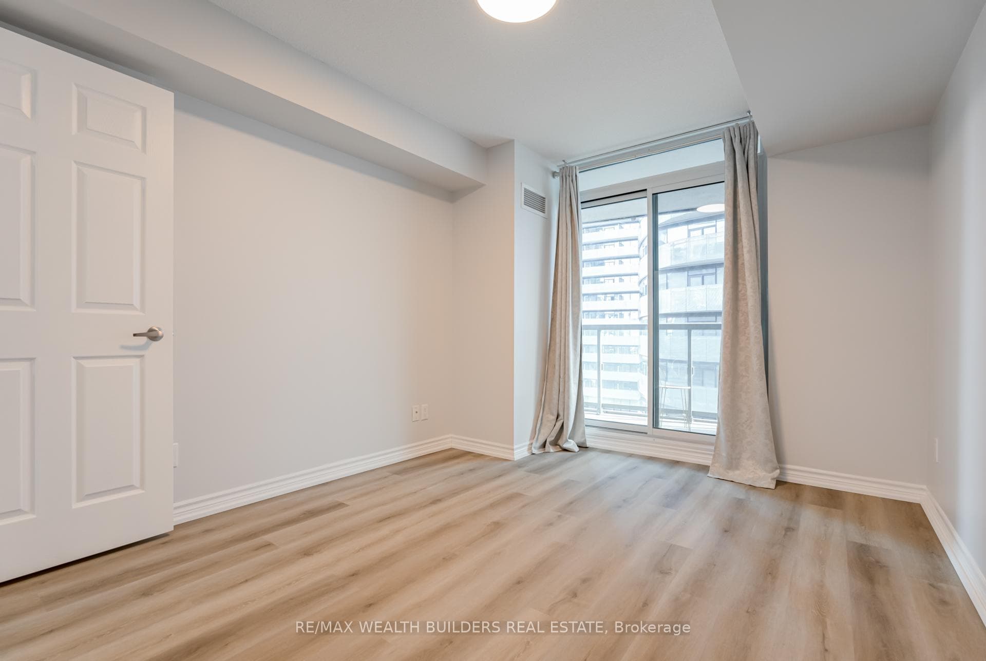 19 Grand Trunk Crescent Unit 1007 photo 17