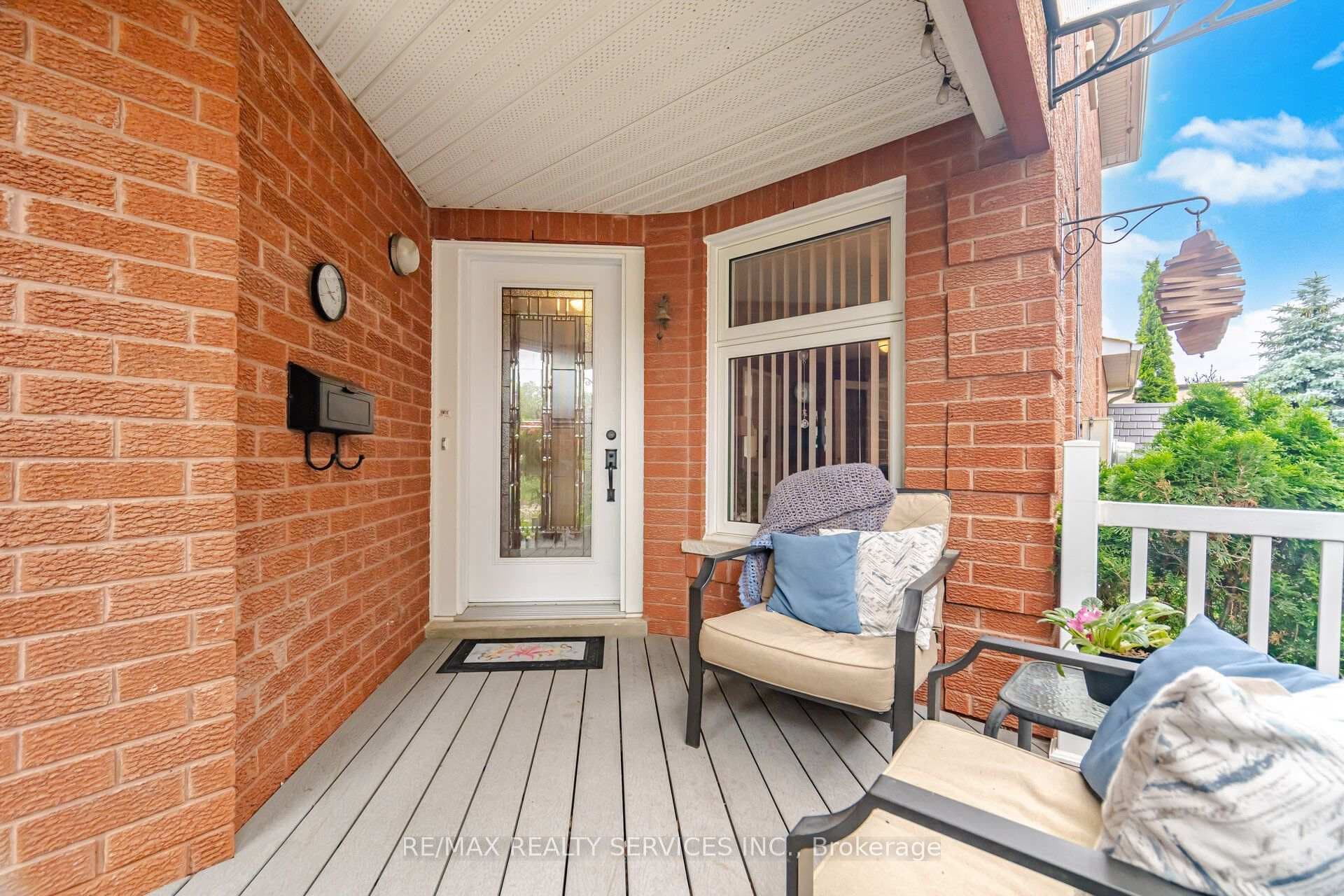 30 Henderson Crescent photo 3