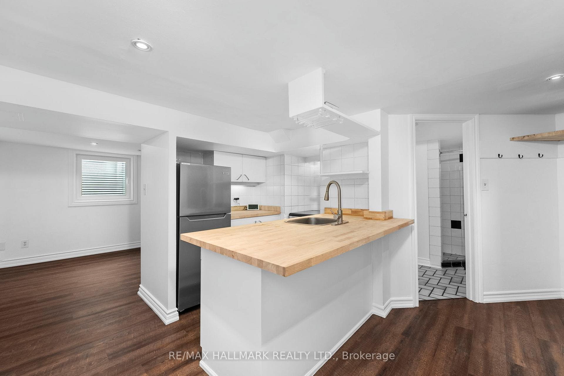 412 Coxwell Avenue Unit Basement photo 6