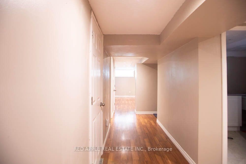 126 LONGFORD Drive photo 9