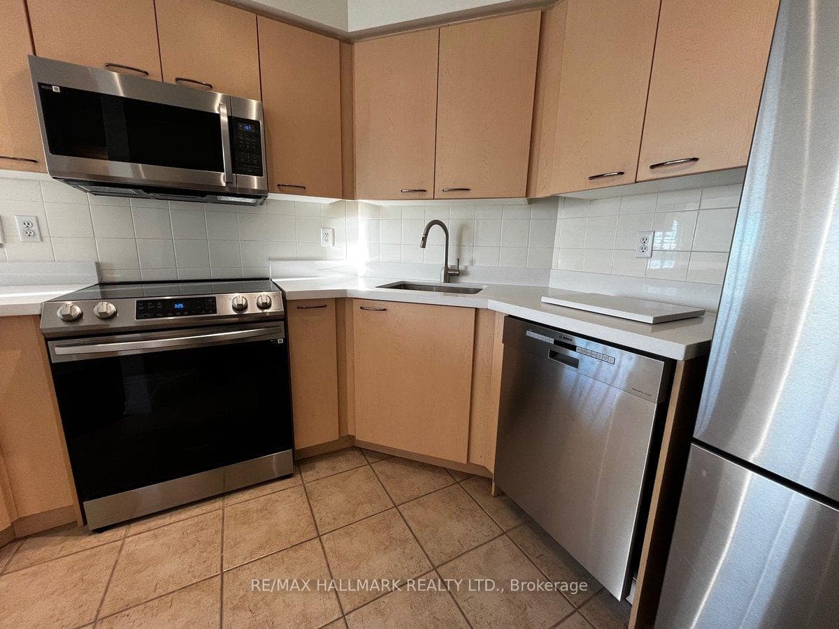 140 Bathurst Street Unit 604 photo 9
