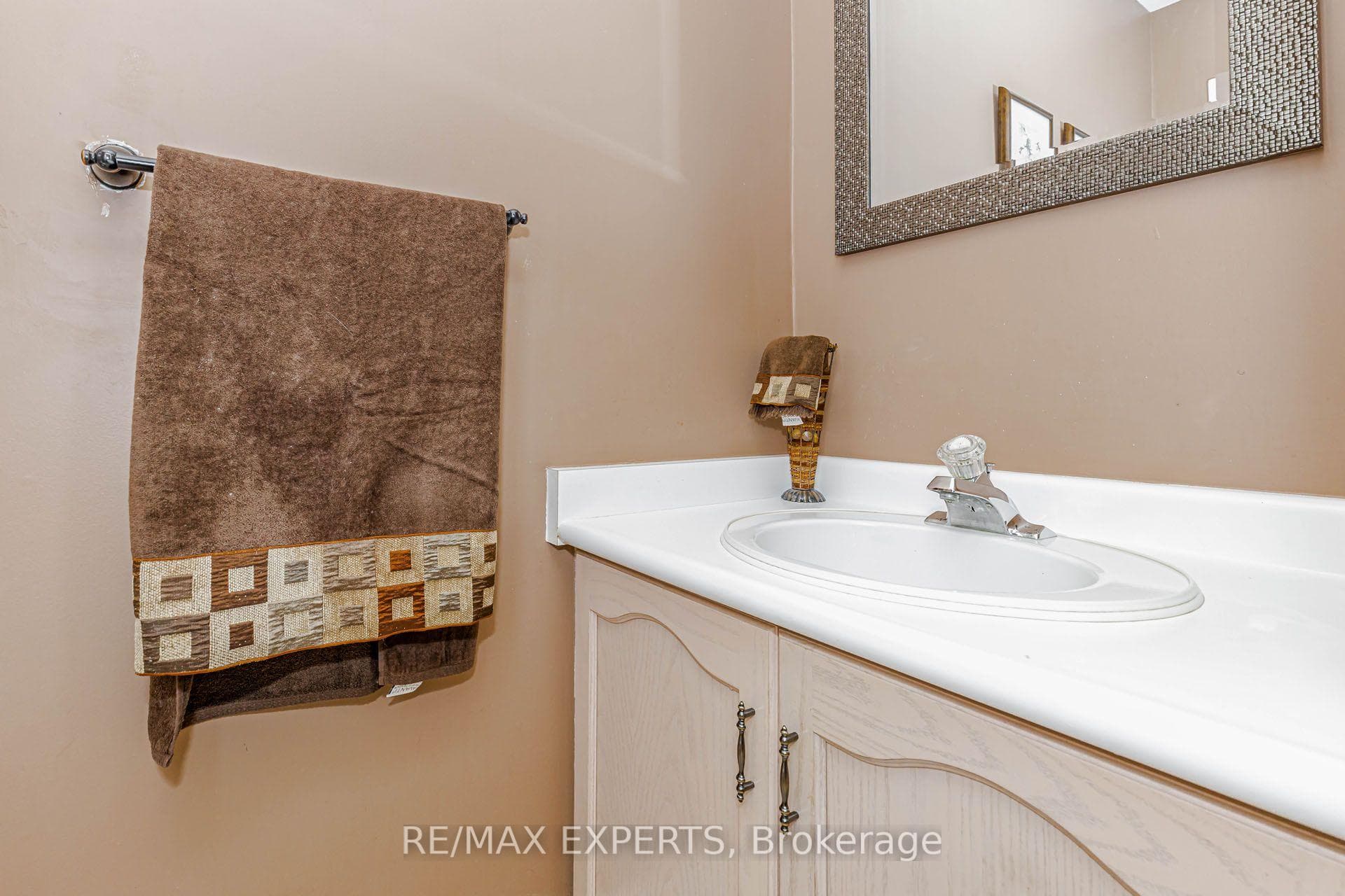 225 Kelso Crescent photo 13