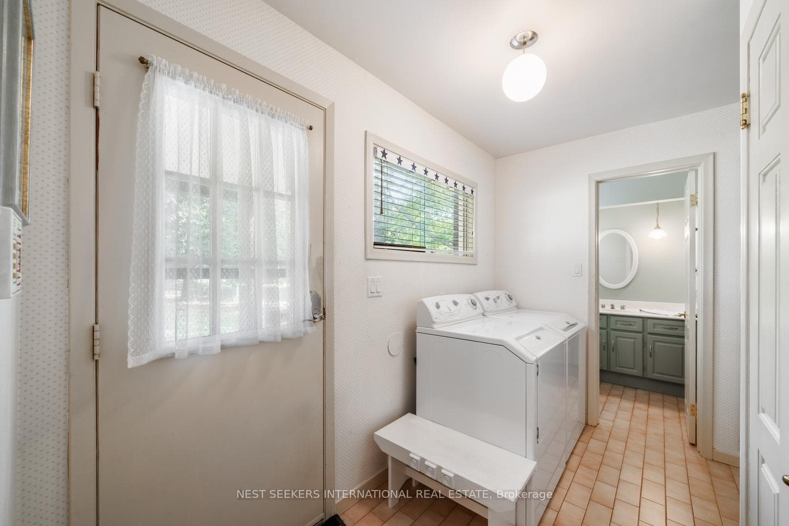 Main Floor Laundry/Mudroom w Sep Entrance