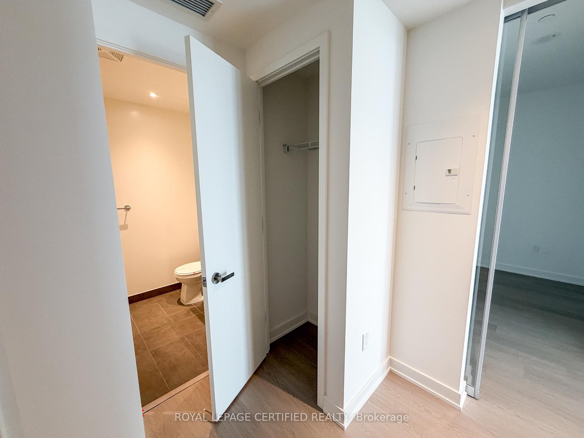 448 Burnhamthorpe Rd W N/A Unit 6407 photo 3