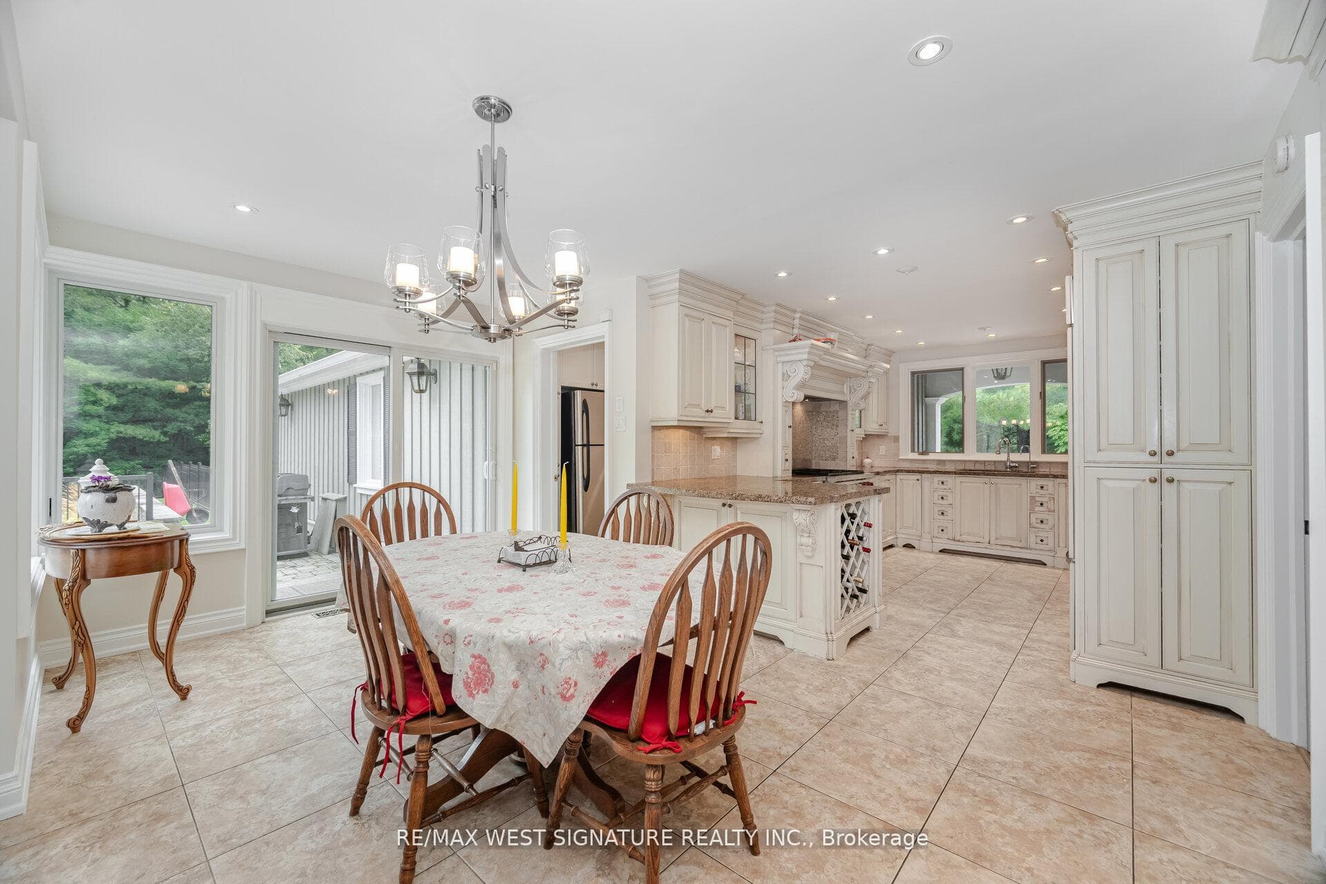 351 Dearbourne Avenue photo 11